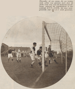 874764 Afbeelding van een spelmoment uit de voetbalwedstrijd tussen U.V.V. (Utrecht) en O.D.S. (Dordrecht), op het ...